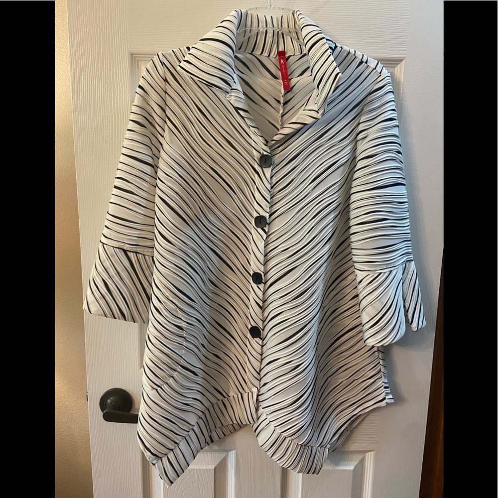 IC Black & White Top